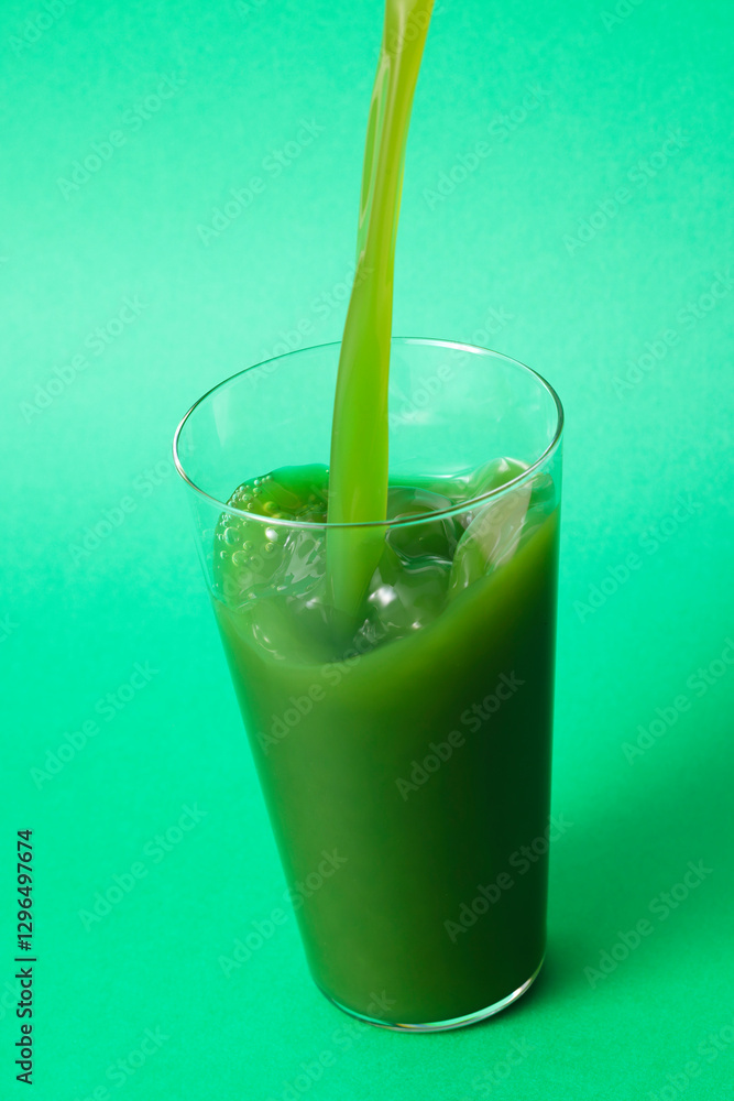 グラスに注いだ青汁 Aojiru (green juice) poured into a glass グラスに注いだ青汁 Aojiru (green juice) poured into a glass