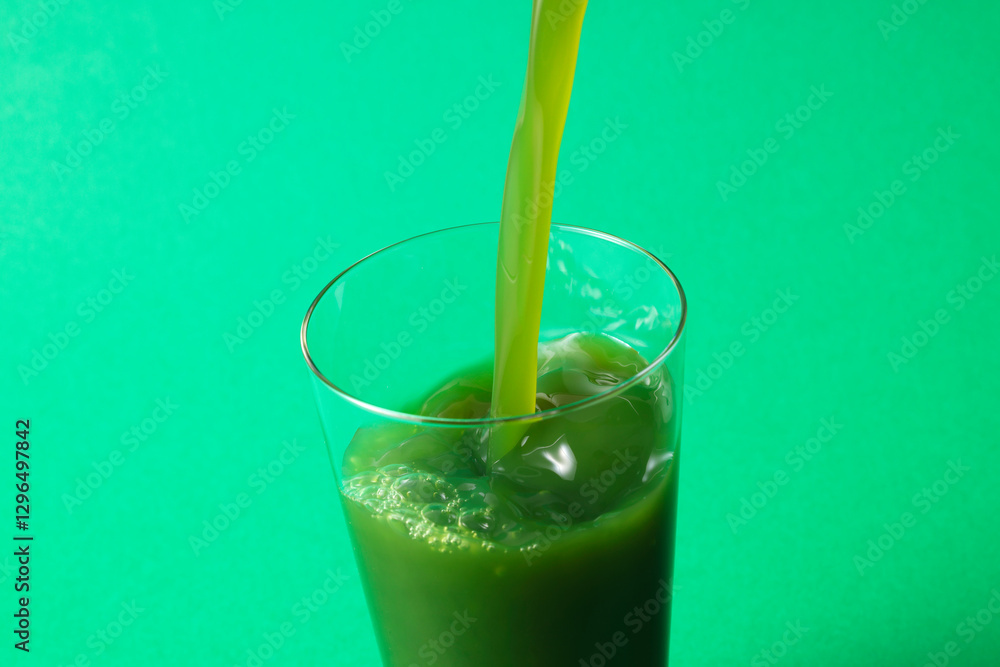 グラスに注いだ青汁 Aojiru (green juice) poured into a glass グラスに注いだ青汁 Aojiru (green juice) poured into a glass