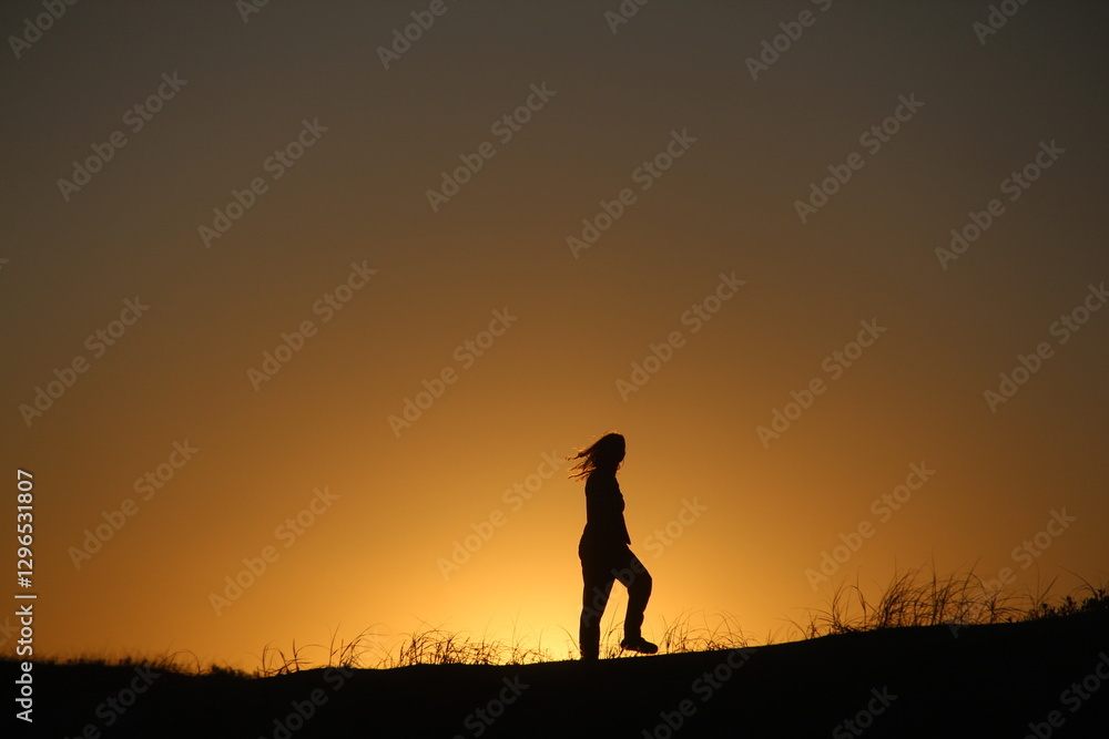 silhueta de mulher em amanhecer na praia do cassino, rio grande do sul silhueta de mulher em amanhecer na praia do cassino, rio grande do sul