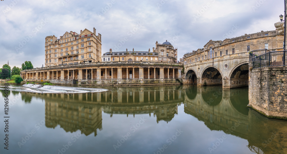 Obraz premium Morning scenery of Pulteney weir at River Avon in city of Bath, Somerset. England