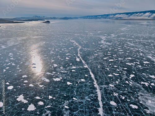 Foto Endless Cracks on Frozen Lake Baikal