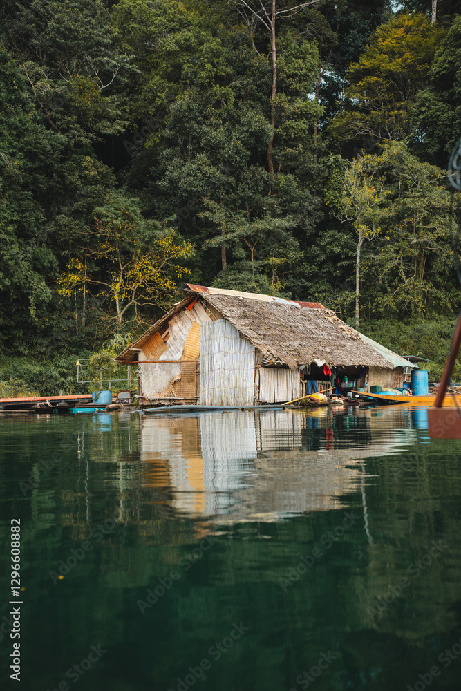 Obraz premium House on the lake in Thailande