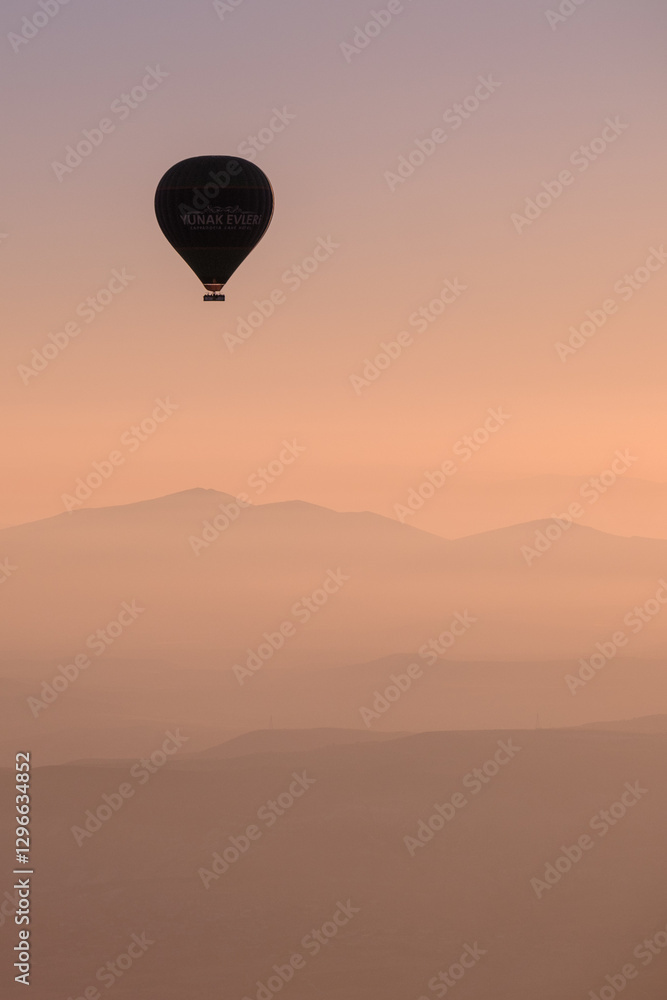 Naklejka premium hot air balloon silhouette at sunrise