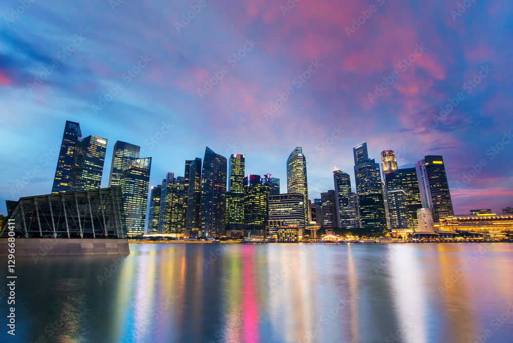 Obraz premium View of Singapore skyline of the financial district at night