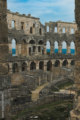 Obraz na płótnie Exploring the ancient Roman amphitheater in Pula Croatia with stunning views and rich history surrounding the ruins w salonie