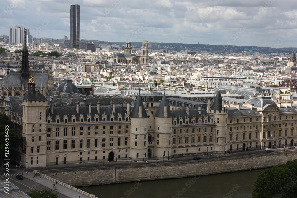 Obraz premium Quais et tours de la conciergerie à Paris. France