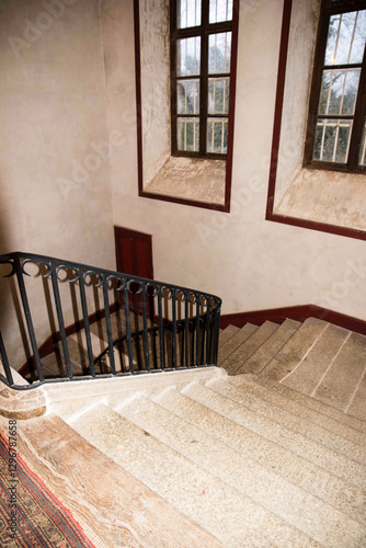 Escalier de château avec rampe.