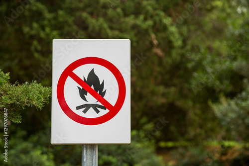 Ein Hinweisschild, Verbotsschild im Wald 
