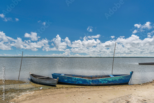 Barco na Barra da Lagoa do Peixe.