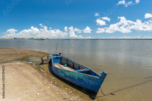 Barco na Barra da Lagoa do Peixe.