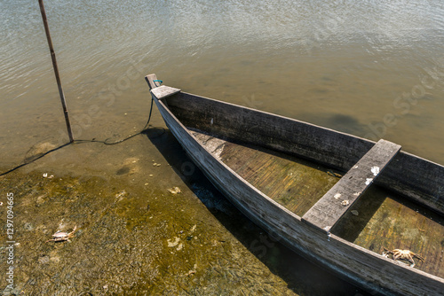 Barco na Barra da Lagoa do Peixe.