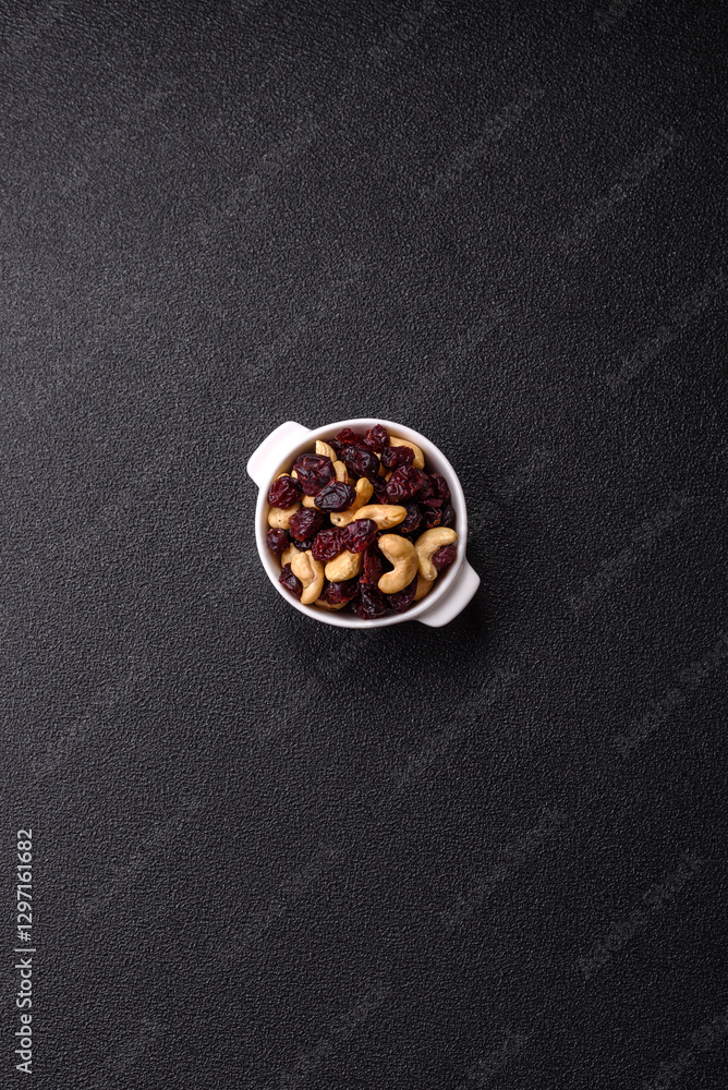 Mixture of roasted cashews and dried cranberries Mixture of roasted cashews and dried cranberries