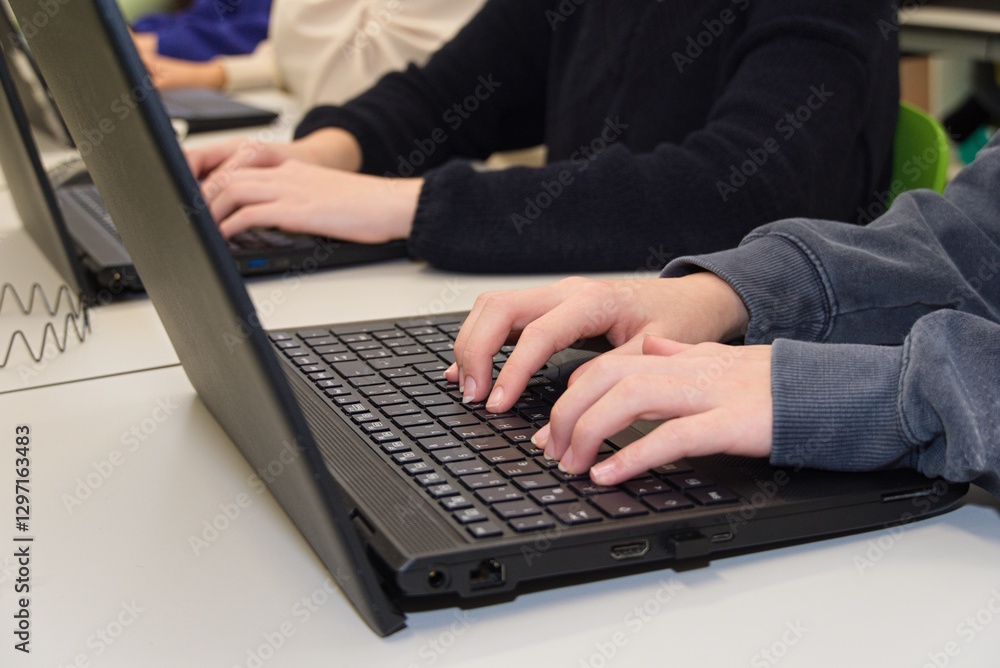 Schülerinnen arbeiten mit dem Laptop - Nahaufnahme Schülerinnen arbeiten mit dem Laptop - Nahaufnahme