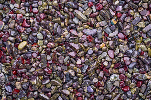 Foto Top view polished gravel dragon blood jasper