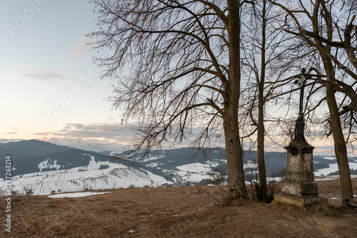 Obraz na płótnie Stara kapliczka z krzyżem w Pieninach. Widok na ośnieżone Tatry w salonie