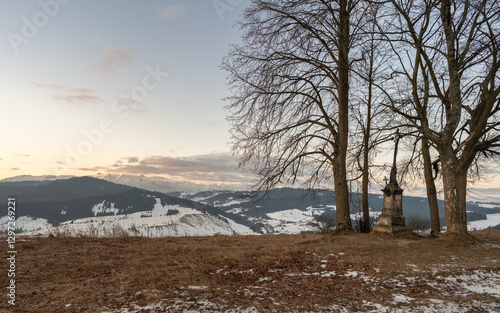 Obraz na płótnie Stara kapliczka z krzyżem w Pieninach. Widok na ośnieżone Tatry w salonie