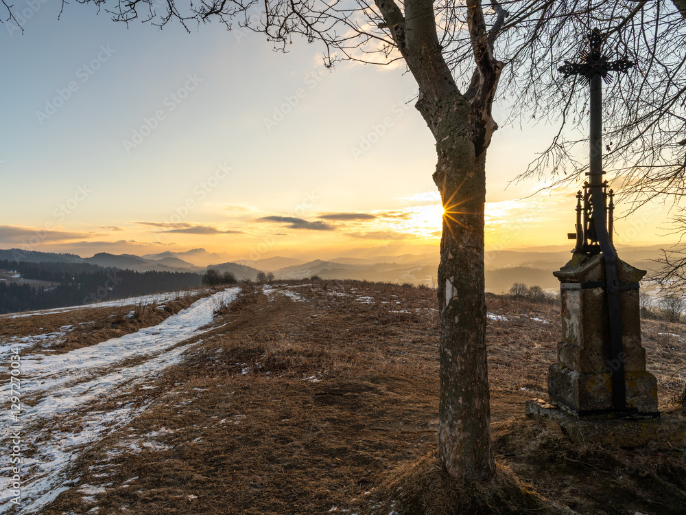 Stara kapliczka na polskim Spiszu, Widok na Pieniny o wschodzie słońca
