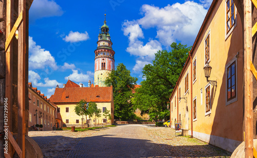 Obraz na płótnie Summer cityscape - view of the courtyard of Cesky Krumlov Castle from the Cervena brana (Red Gate), Cesky Krumlov, Czech Republic w salonie