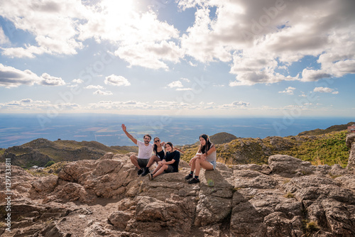 familia de vacaciones haciendo senderismo en cerros de Argentina