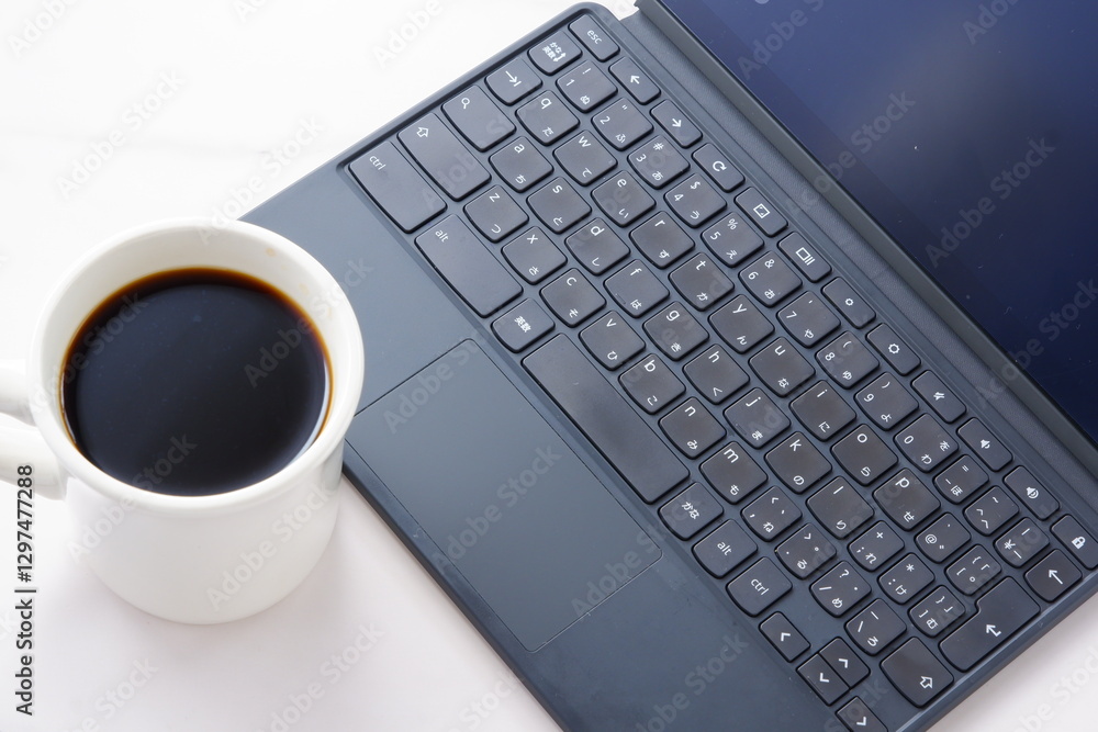 コーヒーを飲みながら、キーボードを接続したタブレット端末で、デスクワークをしているイメージ
コーヒーを飲みながら、キーボードを接続したタブレット端末で、デスクワークをしているイメージ