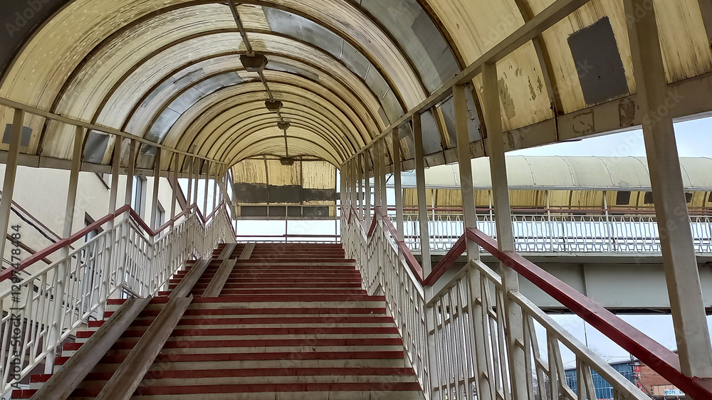Obraz premium Лестница на мост. Надземный пешеходный переход. Россия.
