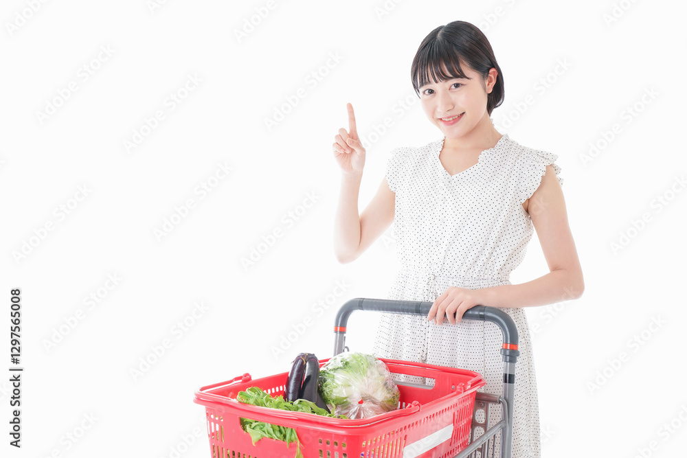 スーパーでポイントを指差す若い女性