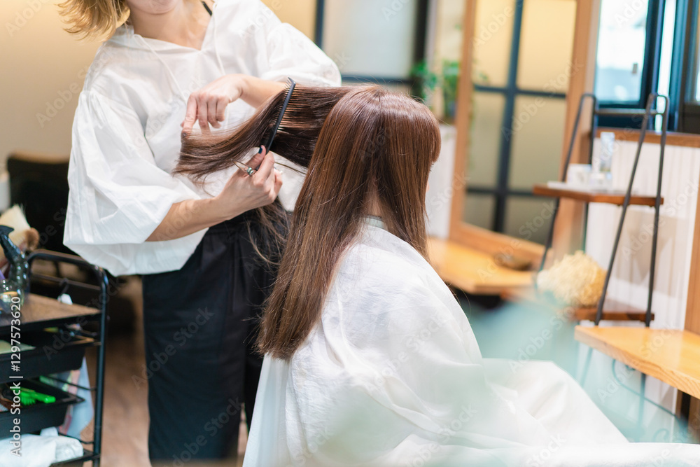 美容室で髪をカットする女性 美容室で髪をカットする女性
