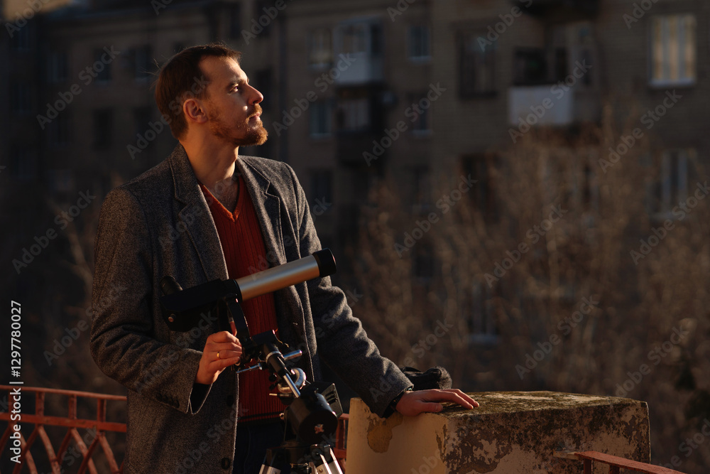 Obraz premium Dedicated skywatcher contemplates solar position using rooftop telescope vantage