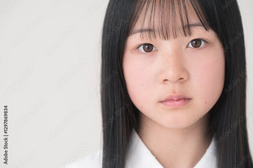 日本人の女の子の顔。スタジオ撮影白背景。 日本人の女の子の顔。スタジオ撮影白背景。