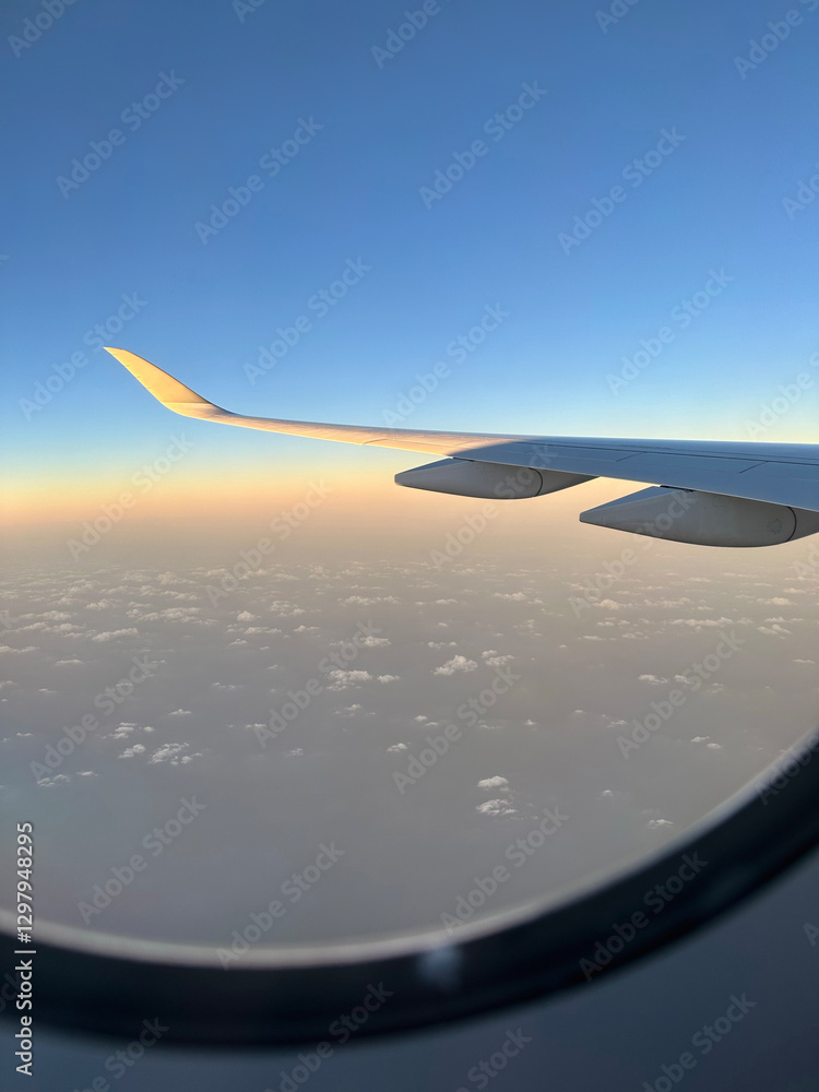 Obraz premium Airplane window view of sunset overlooking Doha, Qatar