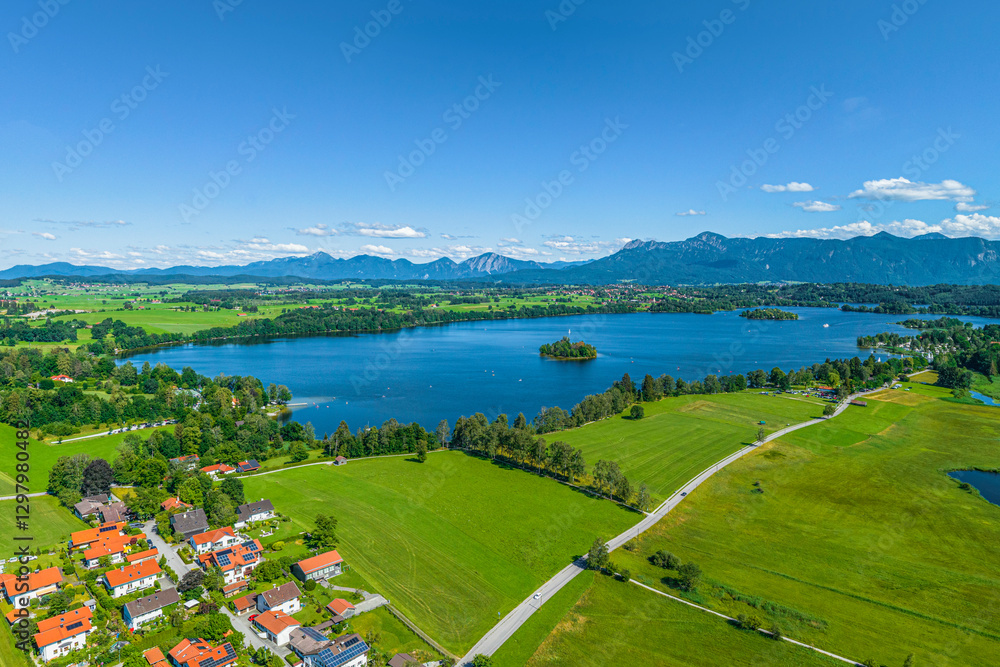 Fototapeta premium Die Gemeinde Uffing am Staffelsee im bayerischen Oberland aus der Vogelperspektive