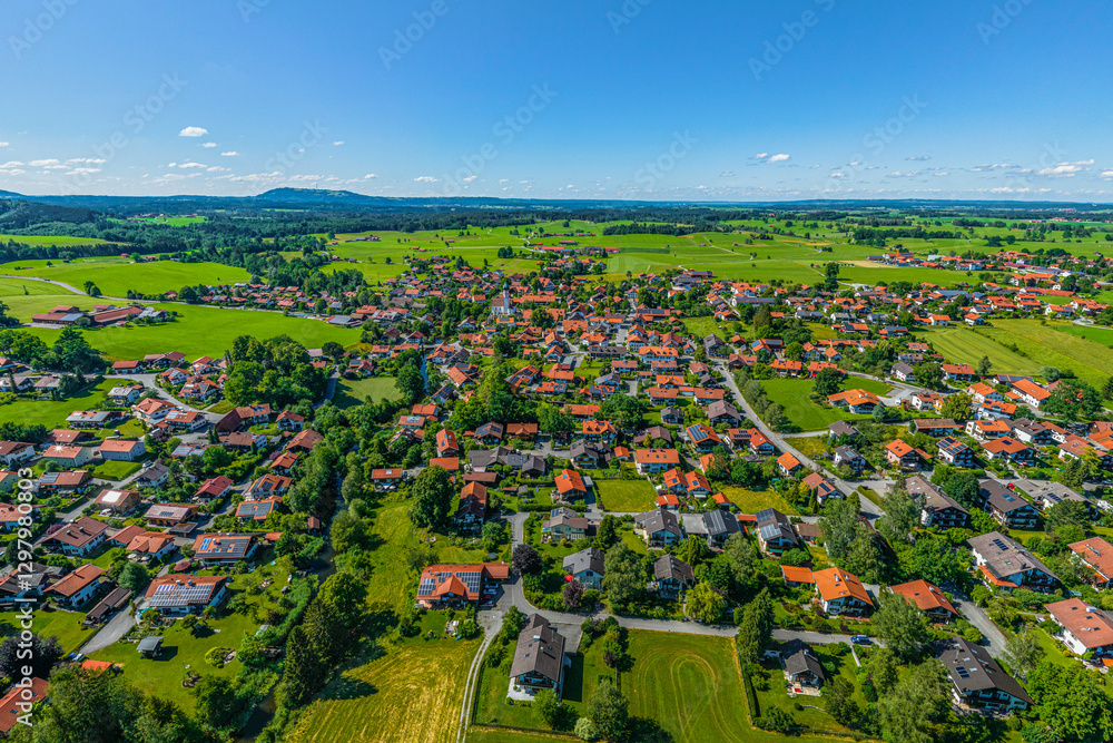 Fototapeta premium Sonniger Sommertag im oberbayerischen Alpenvorland bei Uffing am Staffelsee
