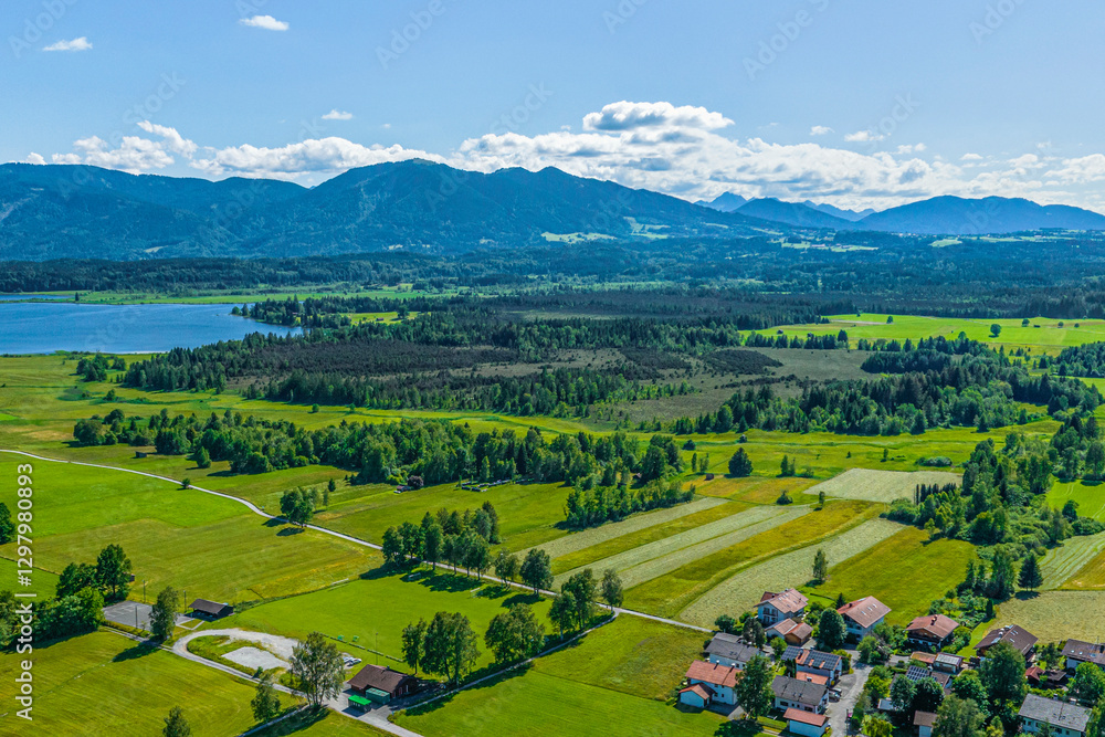 Fototapeta premium Sonniger Sommertag im oberbayerischen Alpenvorland bei Uffing am Staffelsee