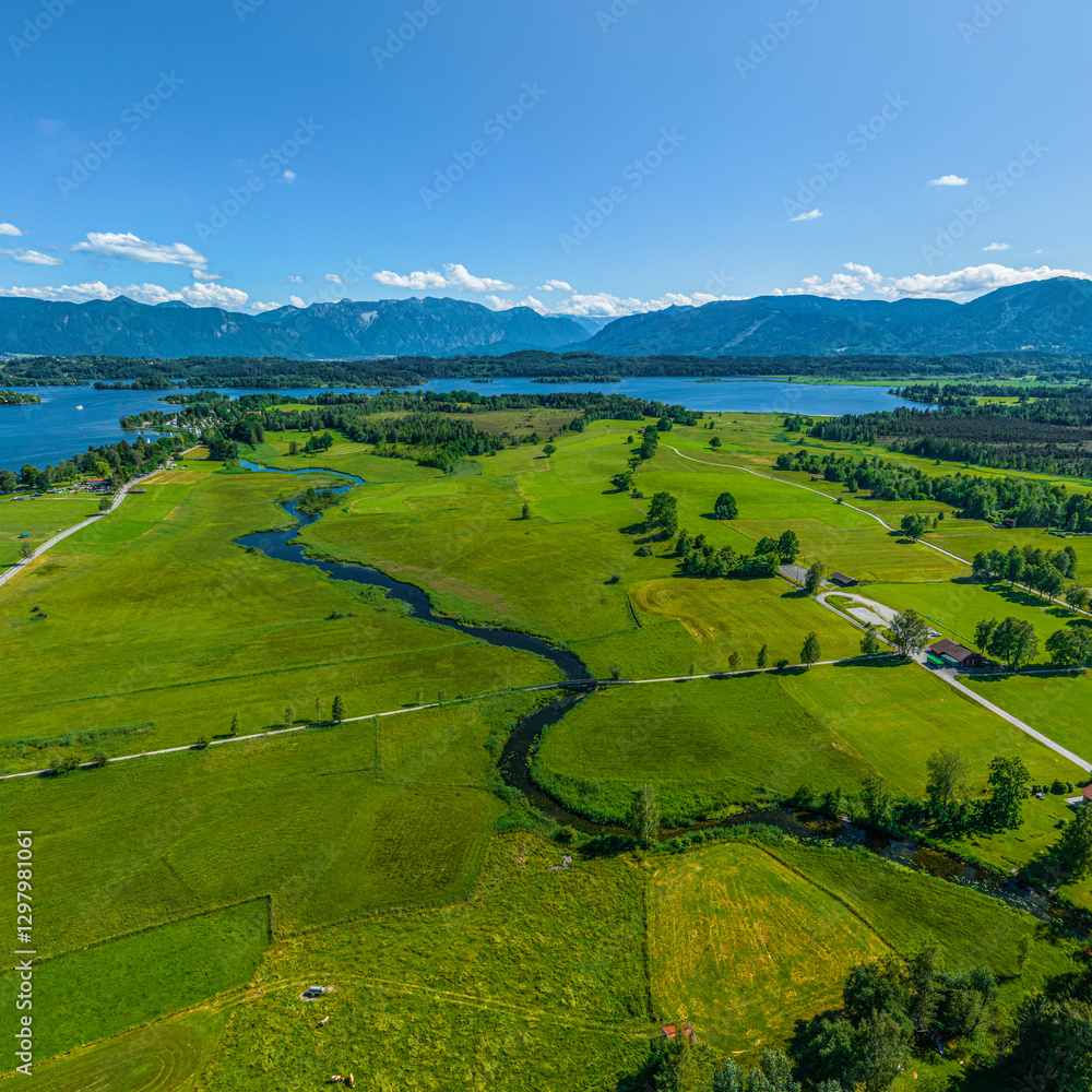 Fototapeta premium Die Gemeinde Uffing am Staffelsee im bayerischen Oberland aus der Vogelperspektive