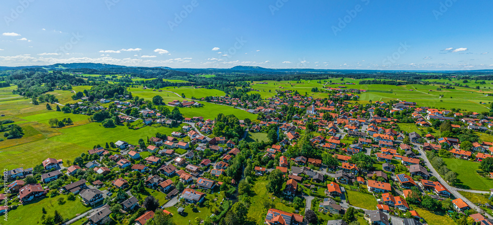 Fototapeta premium Sonniger Sommertag im oberbayerischen Alpenvorland bei Uffing am Staffelsee