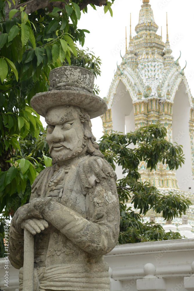 Obraz premium Chinese guardian statue at the gate of Wat Pho Which is one of the largest and oldest temples in Bangkok and is popular with both Thai and foreign tourists.