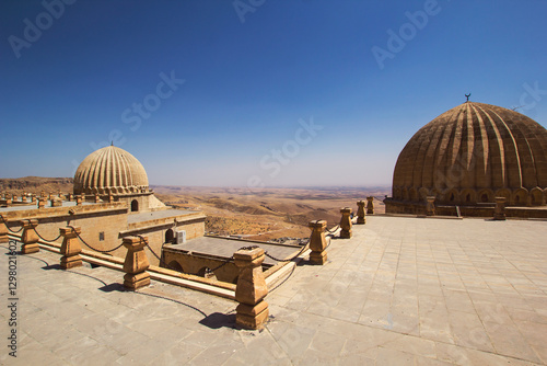 Foto Mardin Panoramic view of ancient mosque rooftop with desert landscape