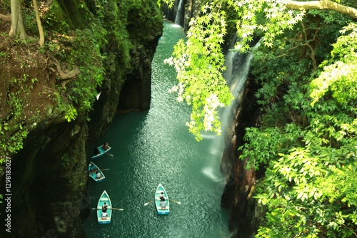 Overlooking Takachiho Gorge and a Boat , 見下ろした高千穂峡と船