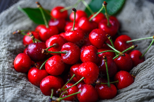 Φωτογραφία Heap of freshly washed red cherries with water droplets close up