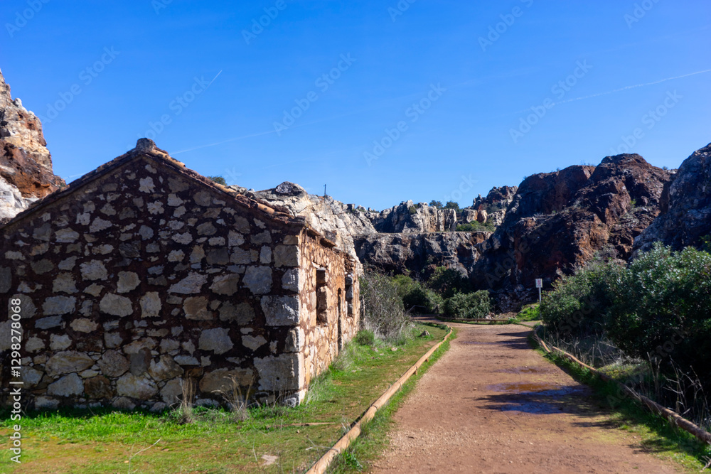 vista del cerro del Hierro en el parque natural de la sierra Norte de Sevilla, España vista del cerro del Hierro en el parque natural de la sierra Norte de Sevilla, España