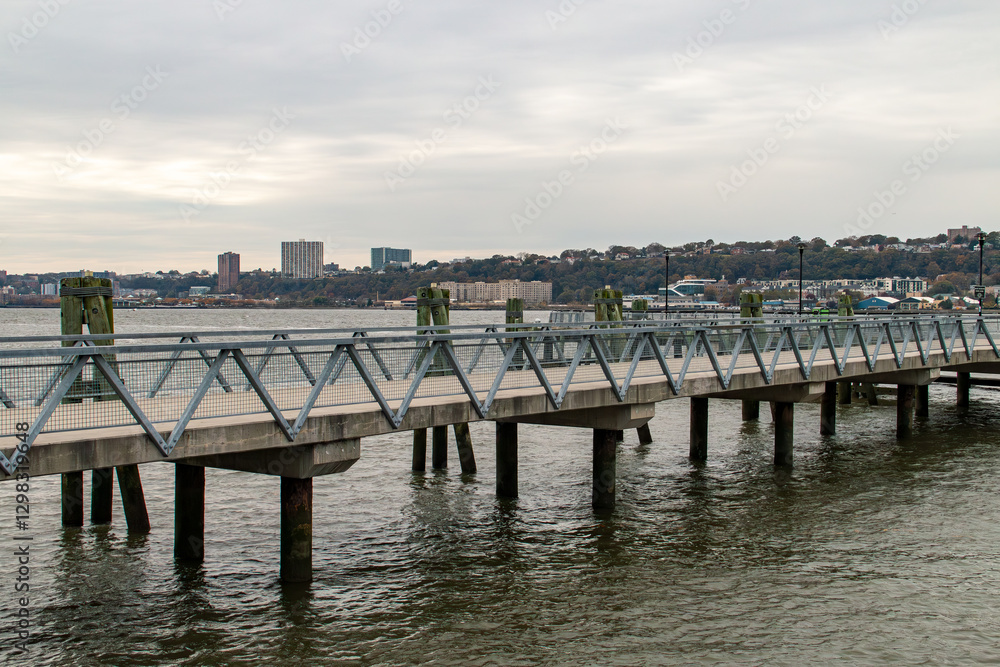 Muelle que conduce al restaurante The Baylander, un antiguo barco de guerra de la época de Vietnam, New York, USA. Río Hudson al atardecer en un día nublado de otoño al fondo New Jersey. Muelle que conduce al restaurante The Baylander, un antiguo barco de guerra de la época de Vietnam, New York, USA. Río Hudson al atardecer en un día nublado de otoño al fondo New Jersey.