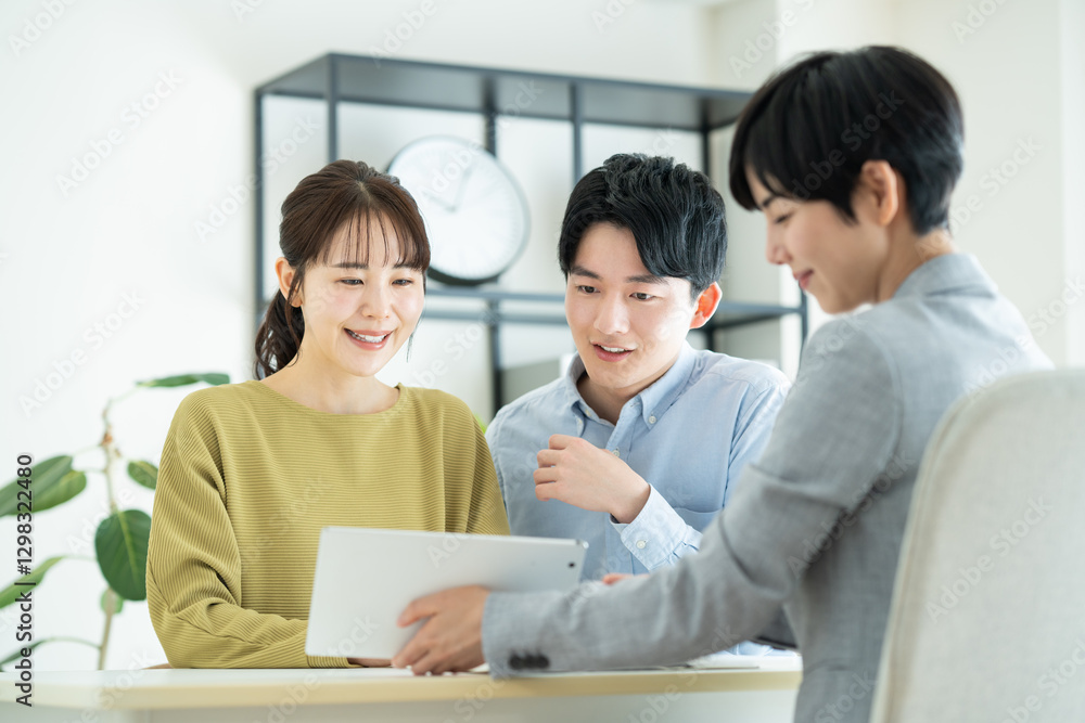 プランナーに相談する若い夫婦