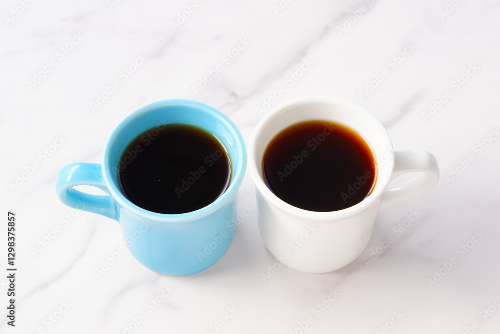 淹れたてのコーヒーが入ったふたつのマグカップで、ふたりがコーヒーを飲みながら、打ち合わせをしているイメージ
淹れたてのコーヒーが入ったふたつのマグカップで、ふたりがコーヒーを飲みながら、打ち合わせをしているイメージ
