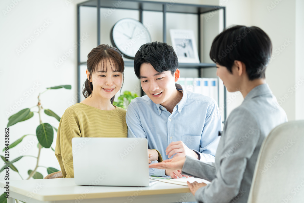 ライフプランを相談する若い夫婦 ライフプランを相談する若い夫婦