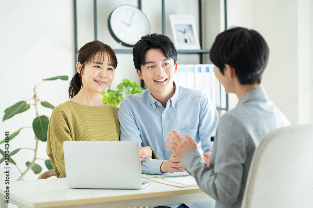 ライフプランを相談する若い夫婦 ライフプランを相談する若い夫婦