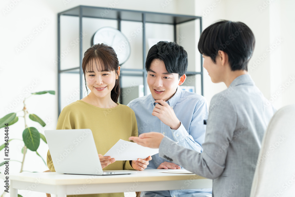 ライフプランを相談する若い夫婦 ライフプランを相談する若い夫婦