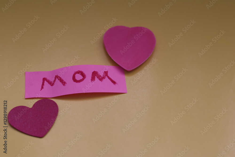 una toma de cerca de la palabra madre acompañada de corazones para ser utilizado el día de la madre una toma de cerca de la palabra madre acompañada de corazones para ser utilizado el día de la madre