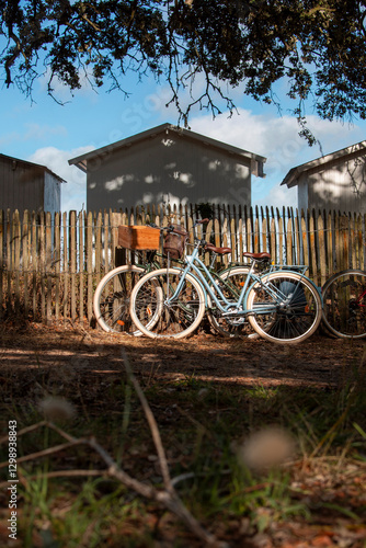 Vieux vélo au bord de la plage sur l'île de Noirmoutier en Vendée.