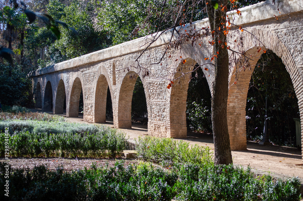 Fototapeta premium Acueducto de piedra en los jardínes de Carmen de los Mártires de Granada.