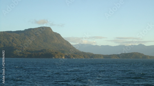 Wallpaper Mural Costa de Chaitén - Paisaje capturado desde el transbordador Agios de Naviera Austral por llegar a Chaitén, Región de los Lagos. Fotografías de las costas de: Vilcún, Santa Barbara y Chaitén.
 Torontodigital.ca